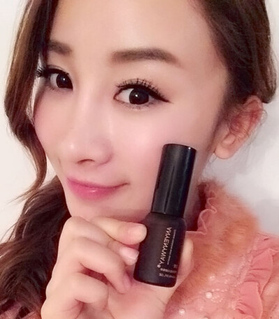 采用永十多种名贵中药精心熬制而成，浓缩成精华，给痘痘肌肤珍贵的呵护