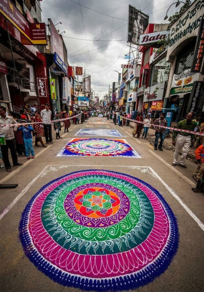 这种长期的民间艺术被称为Rangoli（或 kolam 或muggu），他们使用稻谷制成的彩色粉末在地面上进行绘画。这种色彩明亮而艳丽的地画通常会在印度灯节、有丰收吉祥的事件时和其他的印度节日时才会出现。当然，婚礼庆典…