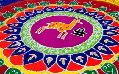 这种长期的民间艺术被称为Rangoli（或 kolam 或muggu），他们使用稻谷制成的彩色粉末在地面上进行绘画。这种色彩明亮而艳丽的地画通常会在印度灯节、有丰收吉祥的事件时和其他的印度节日时才会出现。当然，婚礼庆典…