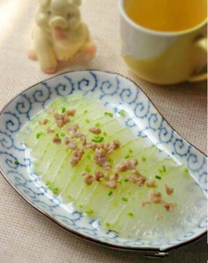 【#美食##家常菜#清蒸冬瓜】 1.冬瓜洗净后去皮，切成约2mm厚的薄片，大蒜、小葱分别切碎； 2.肉末中加入少许蒜末和盐腌5分钟；3.将冬瓜片放入盘中铺平，将腌好的肉末铺在冬瓜上，放入蒸锅里，用中火蒸8分钟至冬瓜熟透； 4.出锅滴上几滴香油，撒上葱花即可。