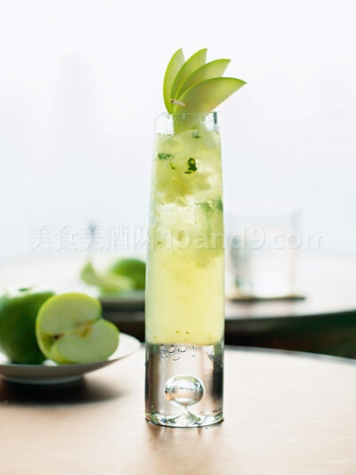 【Apple Gin Jackle】 原料： 1. 3片新鲜黄瓜。 2. 1个青苹果。 3. 45ml亨利爵士金酒。 4. 20ml苹果力娇酒。 5. 10ml接骨木花浓缩汁。 制作方法： 1. 将1个青苹果洗净、去皮。 2. 取其中1/4个苹果切片，做一个苹果扇…