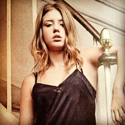 阿黛尔·艾克阿切波洛斯Adele Exarchopoulos，1993年11月22日出生于巴黎2013年，主演电影《阿黛尔的生活》，该剧获得第66届戛纳国际电影节金棕榈奖。