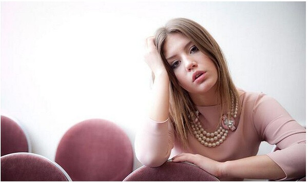 阿黛尔·艾克阿切波洛斯Adele Exarchopoulos，1993年11月22日出生于巴黎2013年，主演电影《阿黛尔的生活》，该剧获得第66届戛纳国际电影节金棕榈奖。