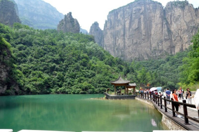 山西长治通天峡风景区 总感觉这里的水怪怪的 图片由重庆旅行社www.ytszg.com提供