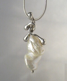 Pendant | Anna Vosburg. &amp;quot;Tiny Dancer&amp;quot;. Baroque freshwater pearl in sterling silver