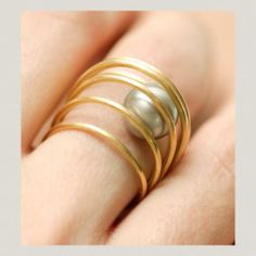 Ring | Lia Di Gregorio Gioielli. &amp;quot;Mobile&amp;quot;. 18k gold and Tahiti pearl