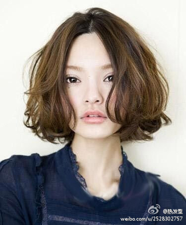 短卷发圆脸妹纸可以试试想看美美的发型请关注热发型
