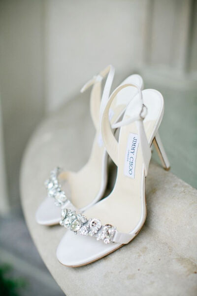#新娘婚鞋# #白色婚鞋# Strappy Jimmy Choo Bridal Shoes | photography by http://www.kristynhogan.com。曦 @晨曦小径