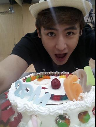 【推特】140624#尼坤26岁生日在中国##我爱夏天尼坤生快# khun哥哥终于更推拉。果然是在 2 P.M (下午两点) 翻译：谢谢你们@Jun2daKAY @taeccool @0430yes @dlwnsghek @2PMagreement 我爱你们~ 翻译：小思 小可爱，今天说多少遍生日快乐都不够！sheng ri kuai le！