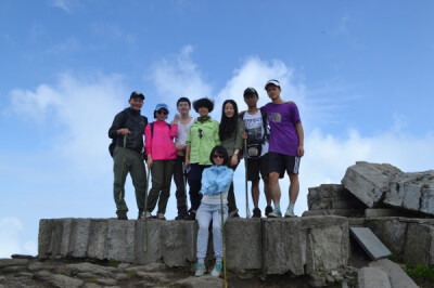 江西武功山 果然有菇凉在，一开口后面的宅男立即退散 图片由重庆旅行社www.fireflytrip.com提供