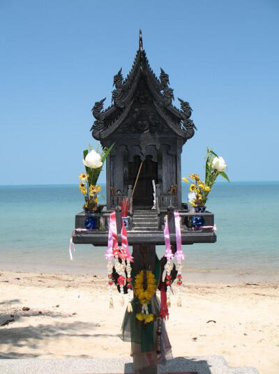 邦泊海滩 Bang Por Beach—苏梅岛上一个美丽而安静的海滩,位于苏梅最北靠西面。在这里，您可以看到帕岸岛的壮丽景色。那通码头仅15分钟车程，距苏梅岛国际机场也只有25分钟车程。 洁净的白色沙滩，面临清澈的海水，…