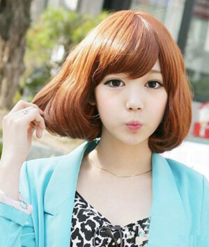 保持心态年轻是青春常驻的秘密，有着年轻的心态就能随时随地从内而外， 散发出令人称羡的年轻活力。这款韩式波波头短发，非常的甜美减龄， 厚厚的内收发尾，衬托精致的小脸，黄色染发更是时尚吸睛。