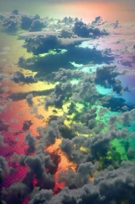 tumblr的一位网友发了一张照片说，原来从高空上往下看，所看到的彩虹是长这样的：