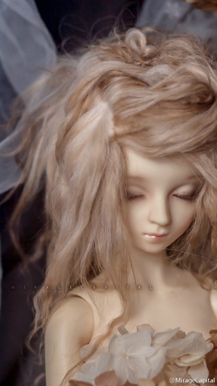 +MirageCapital+羊毛Wig通贩TB页&amp;gt;&amp;gt;+MirageCapital+手染羊毛wig for BJD 今晚8:00开始。新款四色（长短都有）＋场贩余款三色（只有长款）。转发抽个奖，奖品是one off短款wig一顶，SD尺寸（配图第二张）＋本回通贩颜色的MSD/YOSD尺寸定制名额一个。转发本wb即可，娃圈限定否则重抽，6/30晚10点抽出。就酱球滑滑