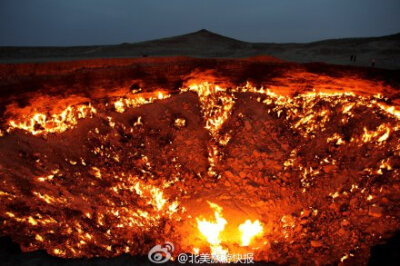 【地狱之门洞开 熊熊烈火燃烧】这个位于土库曼斯坦的大火坑源自前苏联科学家的一次钻井失误，当时因为担心甲烷气体危害附近村镇，科学家放了一把火打算把它们烧光光，没想到这火一烧就是四十余年，成就了如此人间奇…