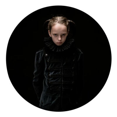 来自英国著名摄影师Justyna N 完成的一系列肖像摄影《失落的童年》。 “Childhood Lost” is an on-going autobiographical project, self-portraits just in a different body.Exploring the nature of portraiture…