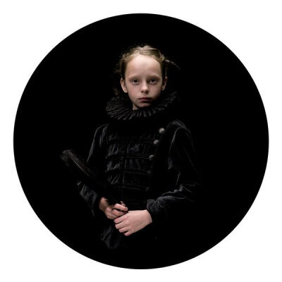 来自英国著名摄影师Justyna N 完成的一系列肖像摄影《失落的童年》。 “Childhood Lost” is an on-going autobiographical project, self-portraits just in a different body.Exploring the nature of portraiture…