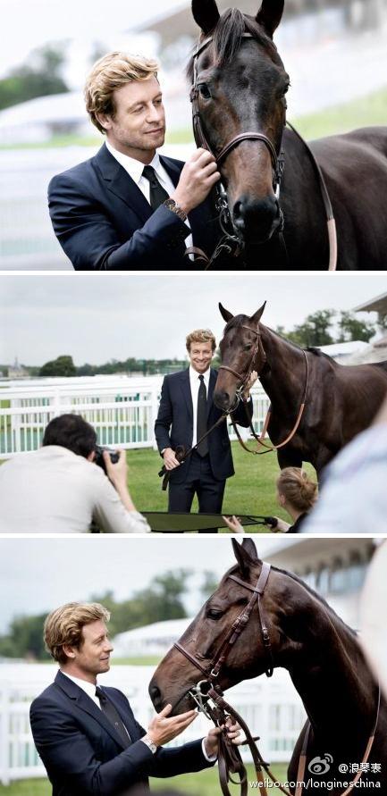 浪琴表新任优雅大使好莱坞著名影星西蒙•贝克 (Simon Baker)演绎了两组浪琴表的全新广告大片。“优雅运动”主题大片于巴黎近郊的尚蒂伊赛马场拍摄，西蒙•贝克佩戴浪琴表全新为马术运动打造的康铂系列精钢玫瑰金计时秒表和赛马亲密接触，诠释马术的非凡优雅与高贵魅力。
