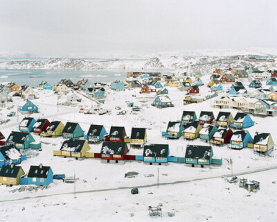 伊卢利萨特（Ilulissat）是格陵兰第三大的定居地，人口约4000。市镇在格陵兰西岸的中部，北纬69°，北极圈以北200公里。伊卢利萨特的丹麦语名字雅各布港（Jakobshavn）也广为人知。伊卢利萨特按格陵兰语直译是“冰山…