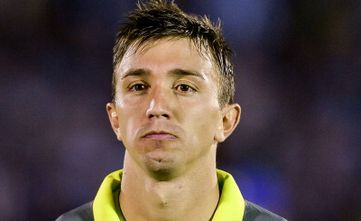 穆斯莱拉（乌拉圭） 英文名:Fernando Muslera 生日:1986-6-16 身高:1.9 体重:77 位置:门将 比赛信息 国家队出场次数/进球数：55次/0进球 曾效力俱乐部：拉齐奥 本赛季俱乐部出场数：出场39次/0进球 现役俱乐部:加拉…