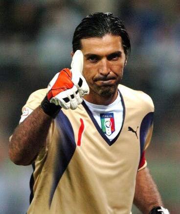 布冯（意大利） 英文名:Gianluigi Buffon 生日:1978-1-28 身高:1.9 体重:83 位置:门将 比赛信息 国家队出场次数/进球数：139次/0进球 曾效力俱乐部：帕尔马 本赛季俱乐部出场数：出场48次/0进球 现役俱乐部:尤文图斯