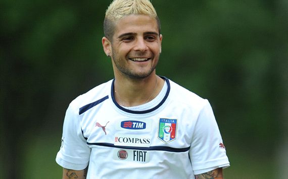 因西涅（意大利） 英文名:Lorenzo Insigne 生日:1991-6-4 身高:1.63 体重:59 位置:前锋 比赛信息 国家队出场次数/进球数：4次/1进球 曾效力俱乐部：那不勒斯、佩斯卡拉 本赛季俱乐部出场数：出场51次/9进球 现役俱乐部:那不勒斯