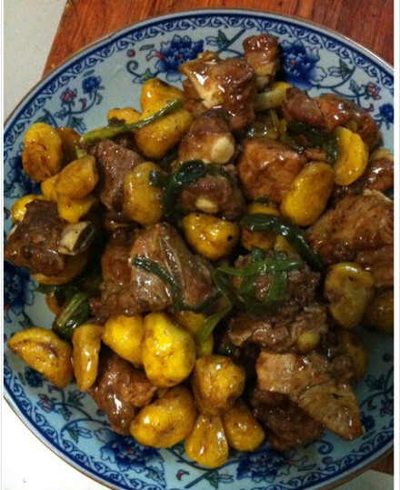 【香排板栗】1.生板栗去壳后，与排骨一起入锅沸水煮15分钟，捞起备用2.切好一些姜片及葱花；用小碗调好汁（冰糖、耗油、酱油、生抽、料酒等自己喜欢的配料，加水调匀）3.热锅，放入较平时煮菜时稍多的油，倒入板栗和排骨、姜片，翻炒至颜色变黄，倒入准备好的味汁，闷至汁干4.洒上葱花，收锅搞定。