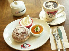 raspberri cupcakes: Gummy Bear Layer Cake #赏味期限#