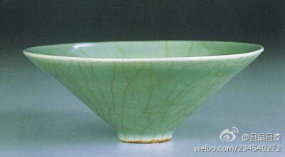 宋龙泉窑《翠青敞口茶盏》高:5.2cm 口径:13.2cm 。敞口，器壁斜高，圈足浅而小，底心微凸起。全器除底足外，均施青釉，器面满布浅褐色及白色开片纹，口沿釉薄处显灰白胎色，外口沿及器心积釉较厚，呈湖绿色。胎骨坚…