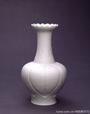 白釉凸雕莲瓣口瓶，清乾隆，高27.4cm，口径9.3cm，足径8.5cm。 瓶口为莲瓣形，长颈，丰肩，圈足。胎体洁白细腻。。。。