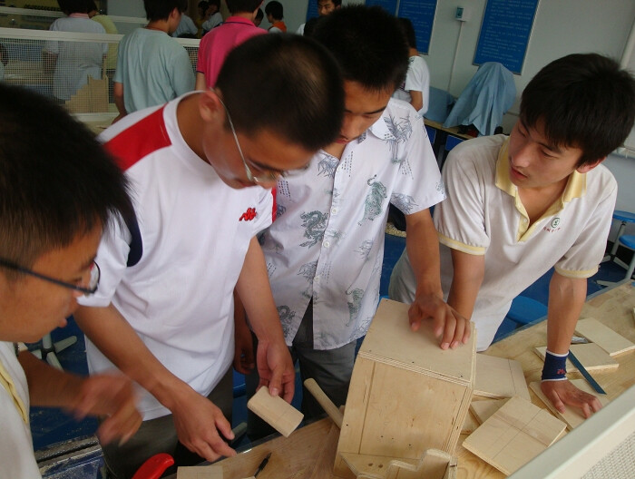 学生在实践室制作多功能学习用品盒