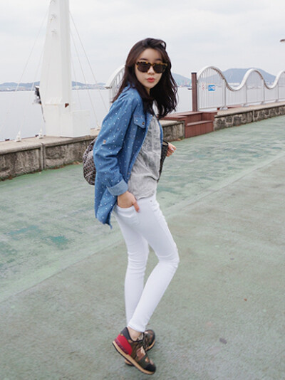 创建一个有趣和快乐的女孩，浪漫的风格韩国...