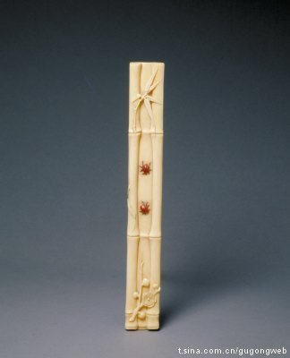 牙雕梅竹草虫镇纸，清中期，长19.8cm，宽2.4cm。二竿间留出空地，地上高浮雕二蜘蛛，染作红色，极为醒目。