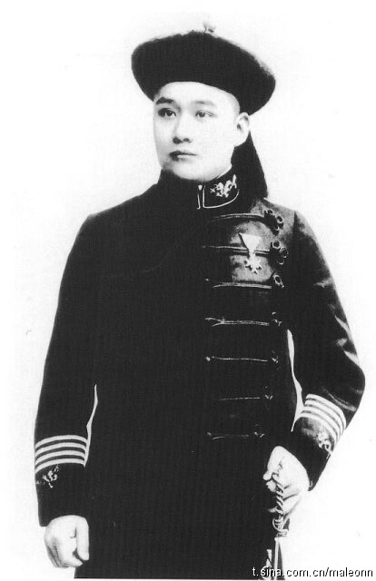 第一代国家级摄影师，慈禧御用摄影师裕勋龄，出生名门望族，掌握多门外语，主要还长得英武俊朗：）谁说清朝无帅哥。。。。。