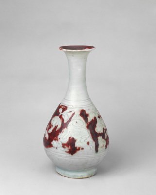 釉里红划花兔纹玉壶春瓶，元，高20.5cm，口径6.3cm，足径6.8cm。 瓶撇口，细颈，垂腹，圈足。通体施青白釉。肩部及腹径最大处各有暗刻弦纹4道，上腹部刻划一只野兔奔跑于花草间，小兔作回首观望状，以釉里红点睛…