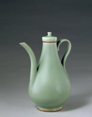 龙泉窑青釉执壶，元，高25cm，口径4.5cm，足径3cm。 执壶直口，口下渐丰，垂腹，圈足微外撇。壶一侧置长流，相对一侧置曲柄。附平顶圆纽盖。口、足边露胎。通体施青釉。 此执壶上瘦下丰，线条流畅，收放适度，造型优美。其釉面匀净，釉色粉青，美若天然古玉。