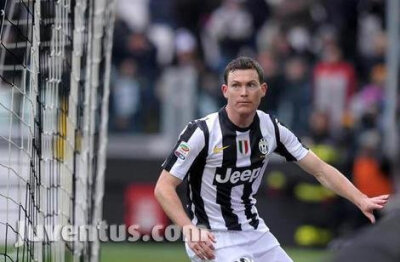 利希施泰纳（瑞士） 英文名:Stephan Lichtsteiner 生日:1984-1-16 身高:1.8 体重:77 位置:后卫 比赛信息 现役俱乐部:尤文图斯