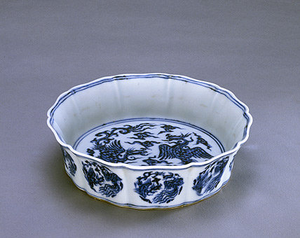 青花鸾凤纹葵瓣式洗，高4.5cm，口径17.5cm，足径14.2cm