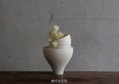 物尽其用，自在物华；明心净气，心有莲台。（陶作：西川 聡，花艺：上野雄次）