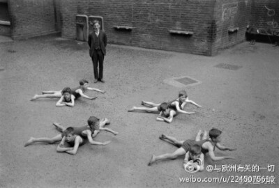 英国旧时如何教孩子们游泳（图1是1906年的泰晤士河，图2是1923年的一个小学）孩子们真可怜哇！！确定是亲爹？！（via 英国时报）