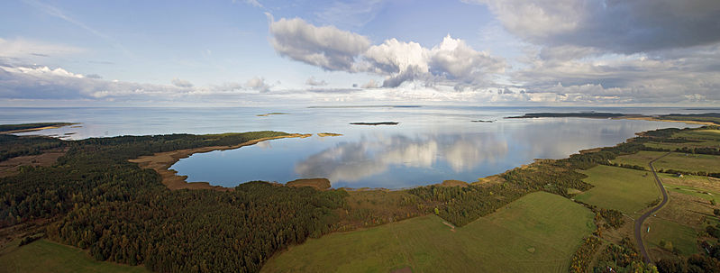 希乌马岛，爱沙尼亚第二大岛，位于萨列马岛以北，面积989平方公里，属希尤县管辖，岛上最大的城市为凯尔德拉。希乌马岛的交通主要通过90分钟的渡轮与爱沙尼亚大陆相连，也有航班从凯尔德拉机场飞往首都塔林。图为希乌马岛赫拉马海湾。