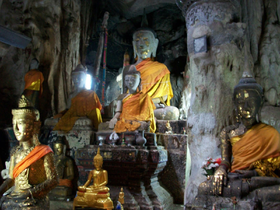 Chiang Dao Cave去过的游客都称赞它的美丽，外表平平无奇，但是里面却美的让人惊讶。这个山洞非常大，里面还有猴子，所以最好少带上点食物，因为它们会盯准这些美味。但是不推荐雨天前往，山洞里会非常潮湿。如果天气晴朗的话，可以和朋友一起来这里看看这巨大的清道洞，也是一次美好的经历。