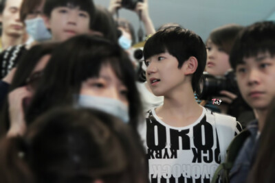 TFBOYS王源 519重庆飞长沙03 cr-TTTing__ 微笑 暖男 wangyuan