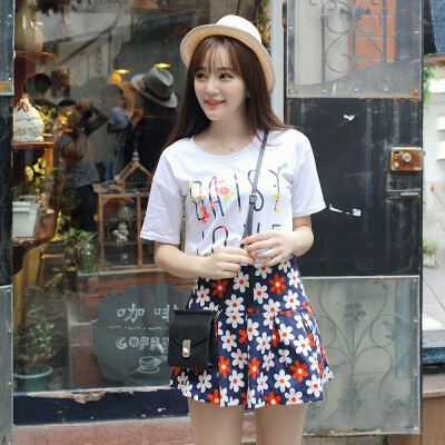 繁忙的都市生活节奏需要适度的宣泄，服饰上的印花不仅仅是一种装饰，更多的传递一种精神和态度，春日里的优雅小清新，今年大热的字母印花新花样，花朵绚丽但不妖艳。更显自然，雅致。经典圆领，流畅自如的肩线，看起…