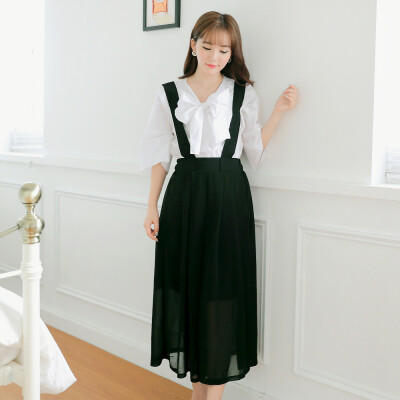 大方的高腰背带长裙，学院风格显得更年轻，让整个人有生机。窈窕婀娜，魅力十足，尽显女神风范。黑色永远都是那么经典，仙女式的背带裙。超级文艺的一款，文艺美眉配双小白鞋就很有范儿啦~