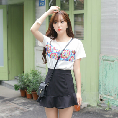 说到雪纺衫都知道是春夏季节必不可少的单品，百变花色拼接比复杂的款式更百搭，无论是内搭还是外穿~