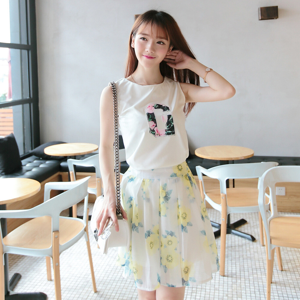 春暖花开的时候怎么可以没有花花呢？！百搭而又不挑人的一款，印花清新清晰，略有些日系甜美复古风的feel，而且上衣和短裙可以分开穿呢~亲怎么可以错过呢？