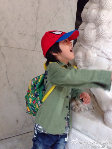 費曼每天的衣服都是自己搭配的，他姐姐每次見到他臭美都會露出卑視表情如最後一圖。對！昨天有人不明牛頓不能生於海南的笑話，因為那不是一個笑話，物理界每一個定律的發現者，都應感謝上天給他的眷顧而不是自己的智慧高人一等，上天只不過用不同的鎖鑰（發現者）在不的時間給人打開方便之門而已。