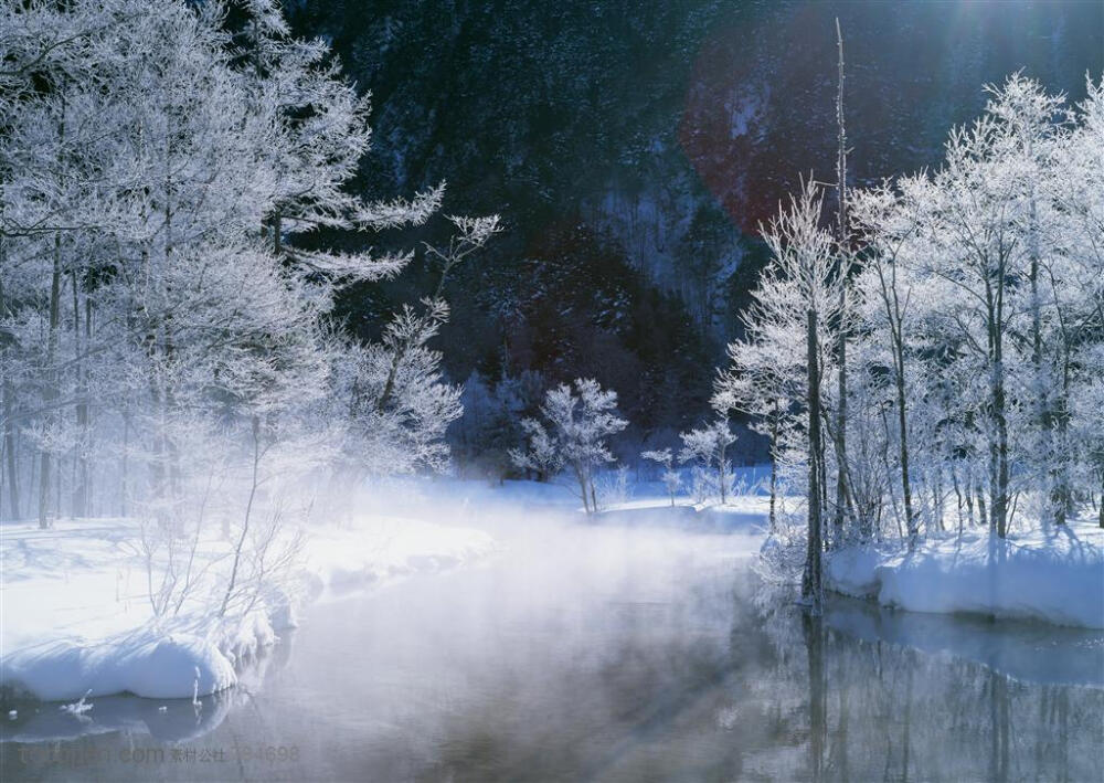 冰天雪地-冒着水汽的溪流边树木挂满雪花高清摄影桌面壁纸图片素材