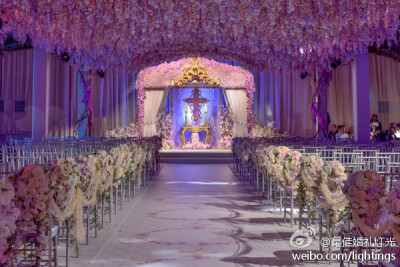 紫色灯光下的室内婚礼布置